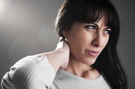 Žena ima osteohondrozu vrata