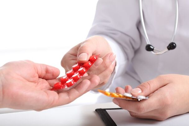 liječnik daje tablete za liječenje osteohondroze
